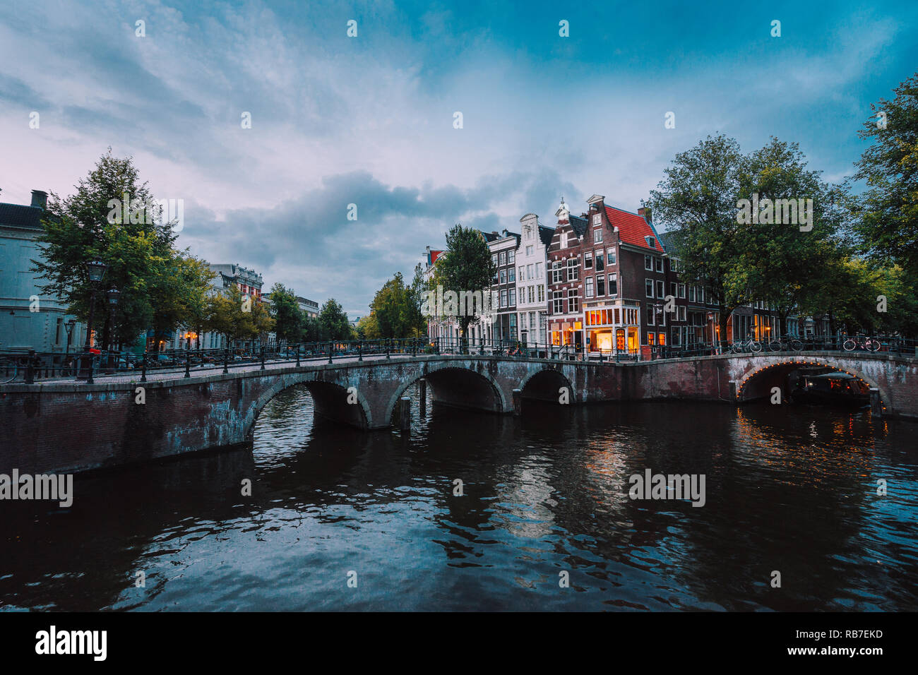 Ponte sul Keizersgracht imperatore del canale in Amsterdam, scena olandese al crepuscolo, Paesi Bassi Foto Stock