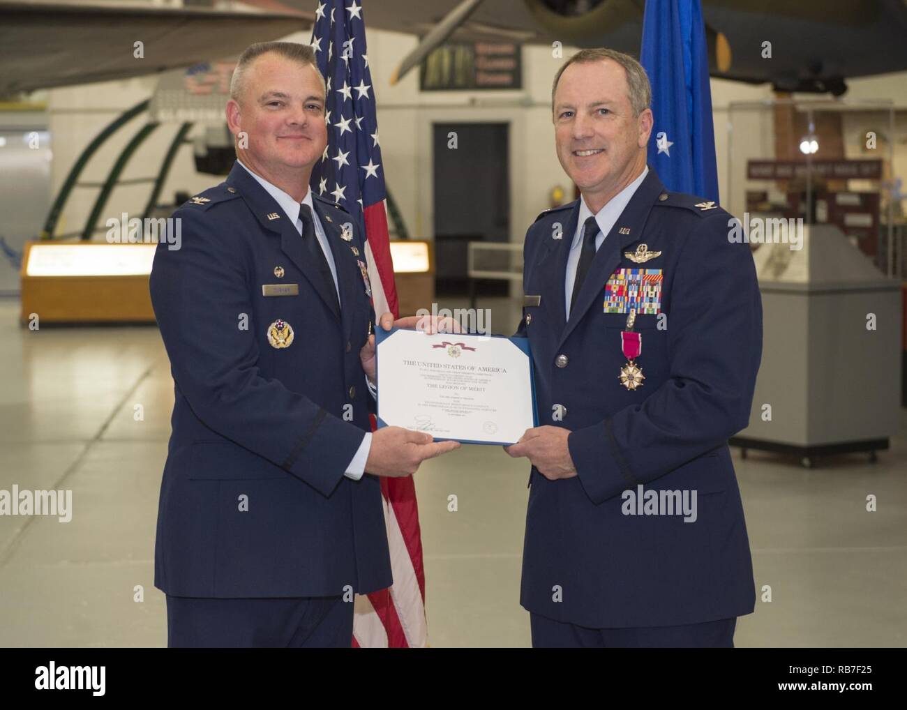 Col. Robert P. Graham, 512th Airlift Wing vice comandante, si è aggiudicata la legione di merito da Col. Scott D. Durham, 512th AW commander, durante la sua cerimonia di pensionamento Dicembre 3, 2016 Dover Air Force Base, Del. Graham servita nella Air Force per 30 anni. Foto Stock