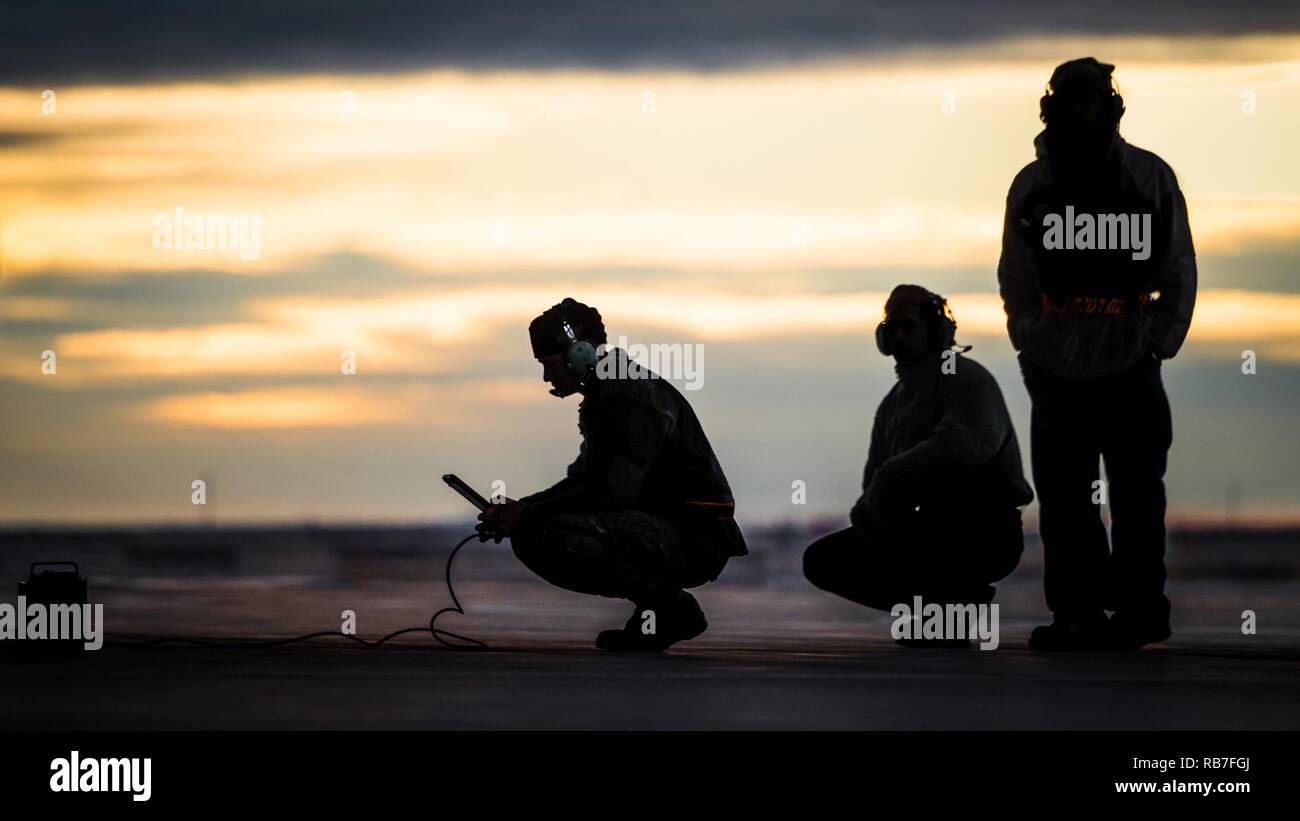 Avieri, assegnato al 366 Fighter Wing, eseguire i controlli diagnostici su un F-15E Strike Eagle a Montagna Home Air Force Base, Idaho, Dicembre 3, 2016. La loro particolare F-15E si prepara per la distribuzione annuale di bandiera a scacchi Esercizio ospitato da Tyndall AFB. Bandiera a scacchi è un grande esercizio di forza che dà un gran numero di legacy e quinta generazione di aeromobili la possibilità di mettere in pratica l'addestramento al combattimento insieme per simulare un ambiente distribuito. Foto Stock