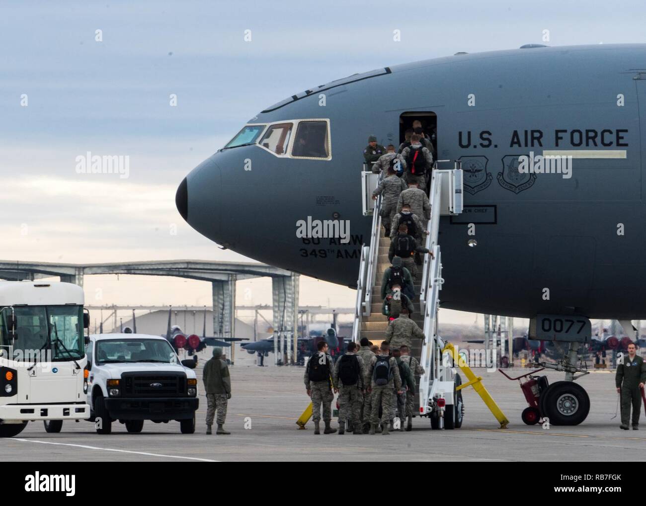 Avieri, assegnato al 366 Fighter Wing, carico su una KC-10 a casa di montagna Air Force Base, Idaho, Dicembre 3, 2016. Il aviatori eseguiti vari interventi di manutenzione e di ruoli di supporto a bandiera a scacchi 17-1, una grande forza di esercizio che si tengono annualmente da Tyndall AFB. Foto Stock
