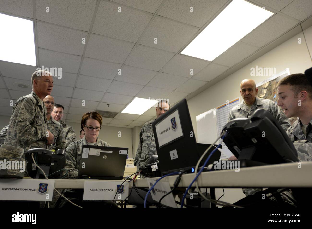 Stati Uniti Air Force Col. Russell meditare (sinistra), 145Missione Gruppo supporto commander, agisce come il funzionamento di emergenza centro il direttore e riceve le informazioni nel corso di un esercizio tenuto presso la North Carolina Air National Guard (NCANG) Base, Charlotte Douglas Intl. Aeroporto, il 4 dicembre, 2016. Lo scopo di questo esercizio è di testare il NCANG la capacità di effettuare misure di sicurezza, rispondere a un agente biologico e di fornire cure mediche di emergenza in uno scenario reale. Foto Stock