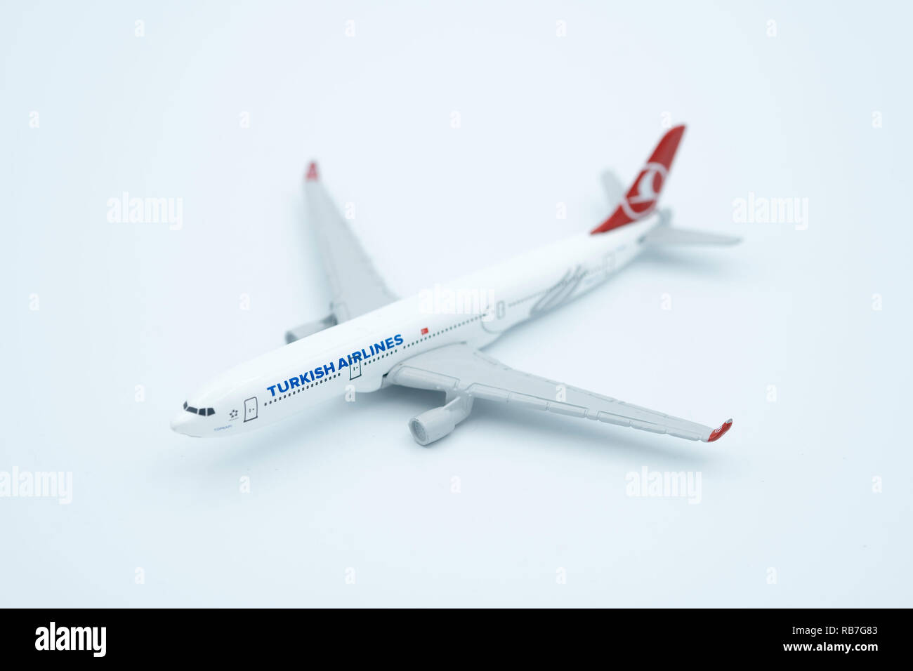 Close up di un Turkish Airlines aereo modello ritagliato isolati su sfondo bianco Foto Stock