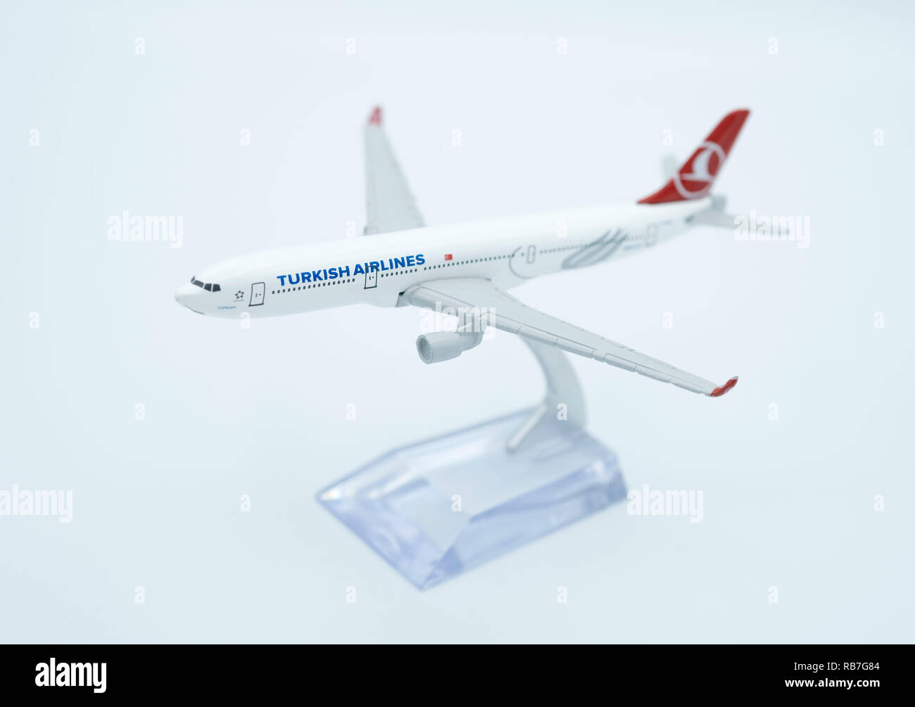 Close up di un Turkish Airlines aereo modello ritagliato isolati su sfondo bianco Foto Stock