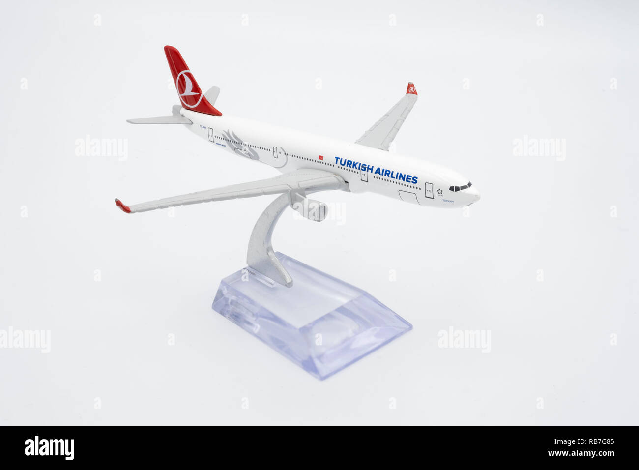 Close up di un Turkish Airlines aereo modello ritagliato isolati su sfondo bianco Foto Stock