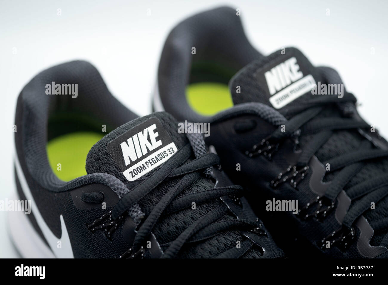 Nero Nike Pegasus 33 scarpe da corsa su sfondo bianco Foto Stock