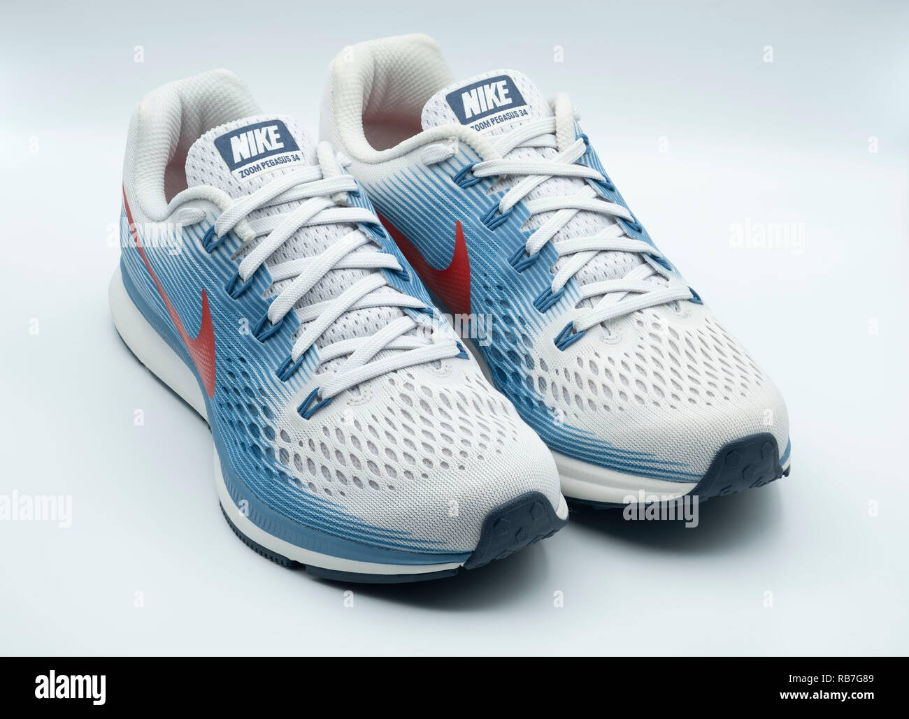 Coppia di blu e bianco Nike Pegasus 34 scarpe da corsa Foto Stock