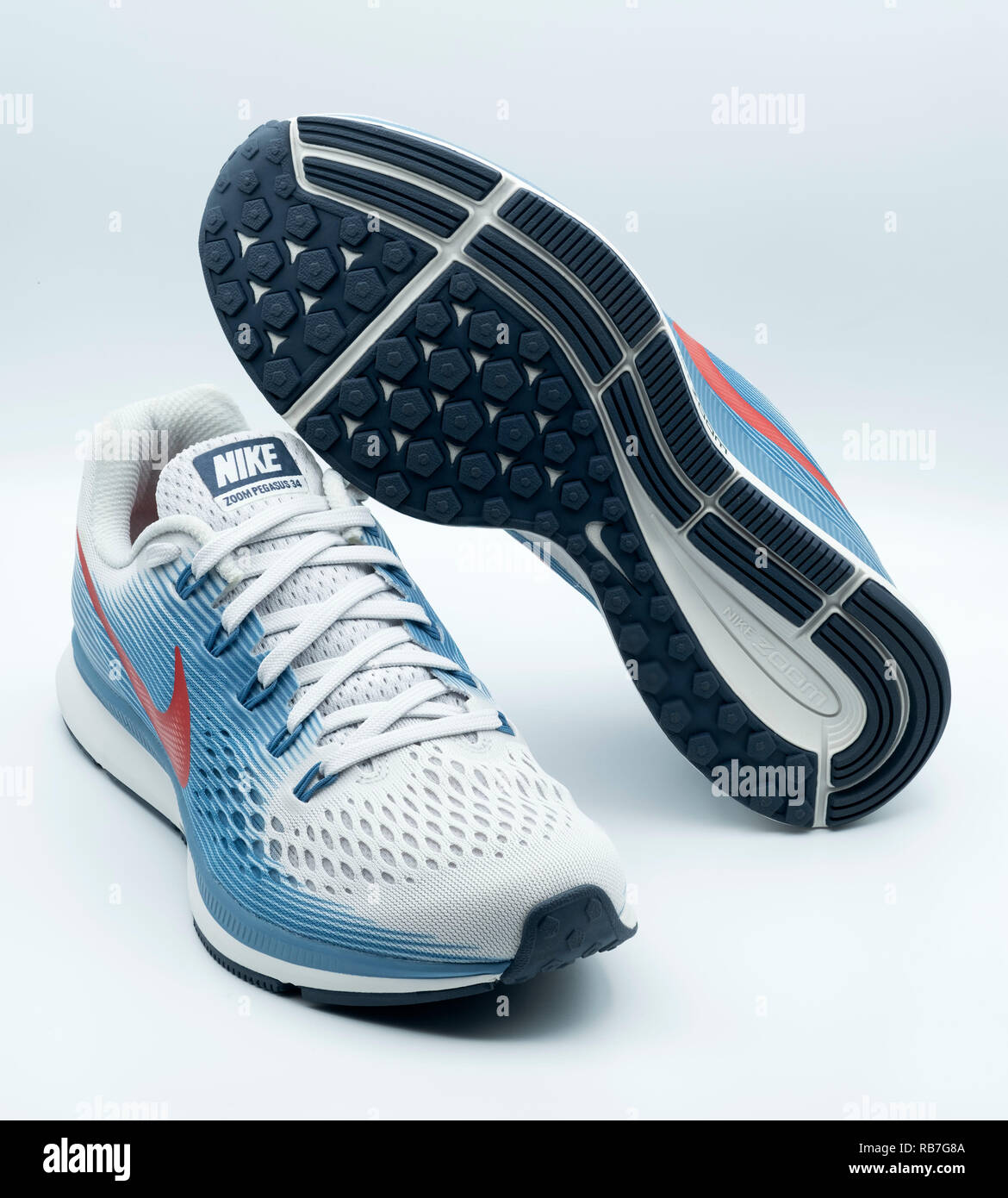 Due Nike Pegasus 34 blu, bianco e rosso sneakers isolati su sfondo bianco Foto Stock