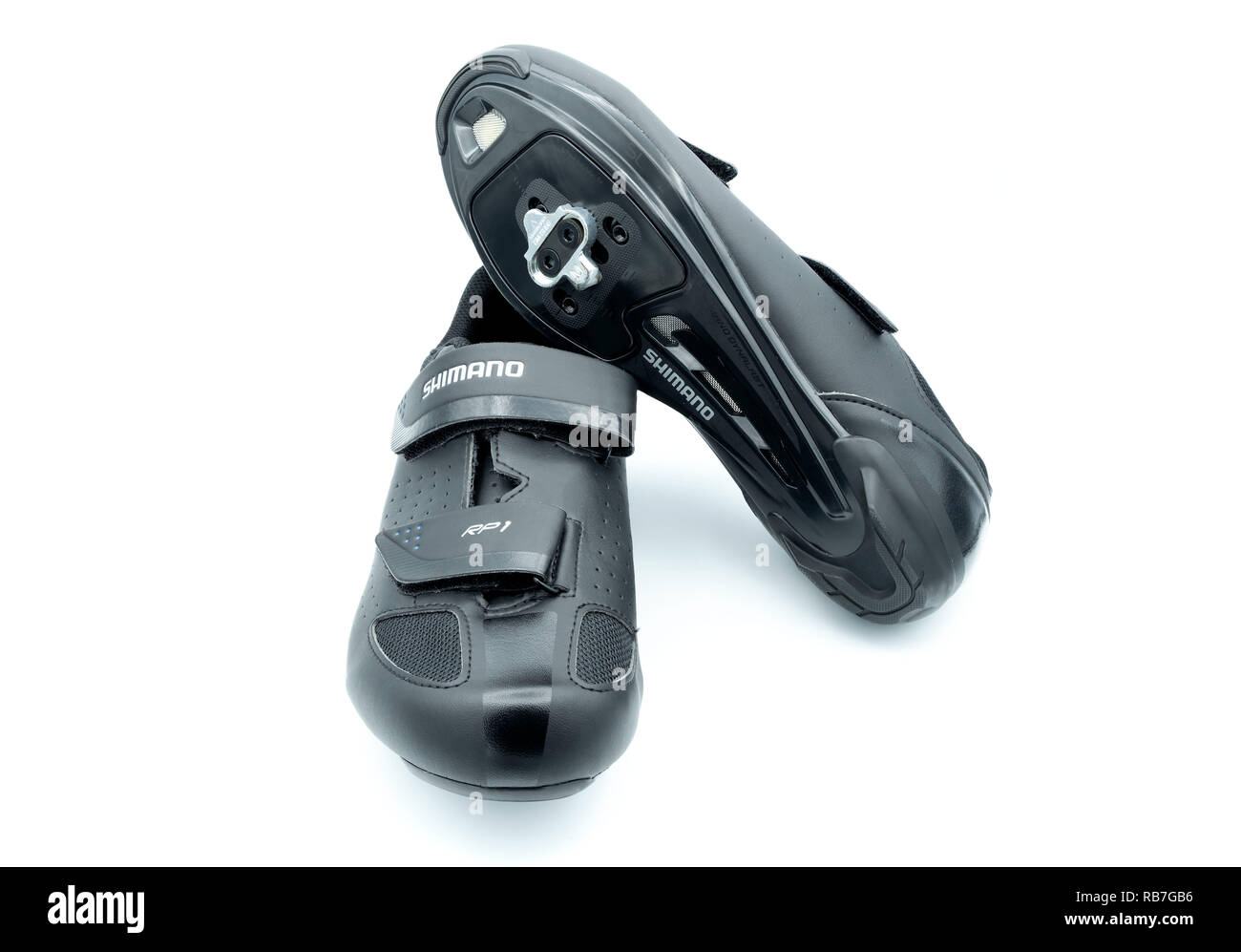 Coppia di nero Shimano ciclismo su strada / classe di filatura scarpe con tacchetti clipless ritagliare isolati su sfondo bianco Foto Stock Coppia di nero Shimano ciclismo su strada / classe di filatura scarpe con tacchetti clipless ritagliare isolati su sfondo bianco Foto Stock