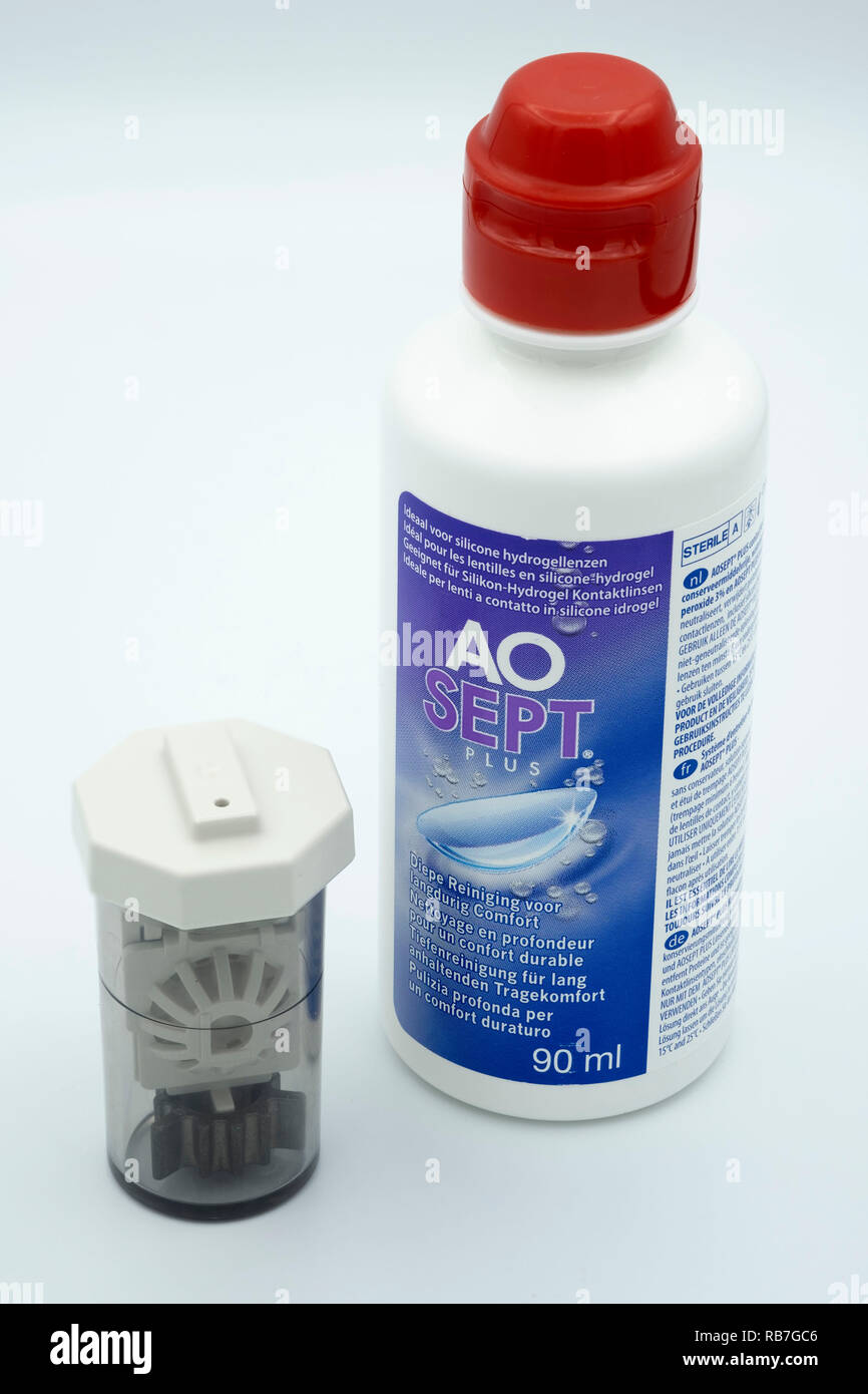 Close up di AO Sept Plus a base di perossido di lenti a contatto Soluzioni di pulizia ritagliare isolati su sfondo bianco Foto Stock