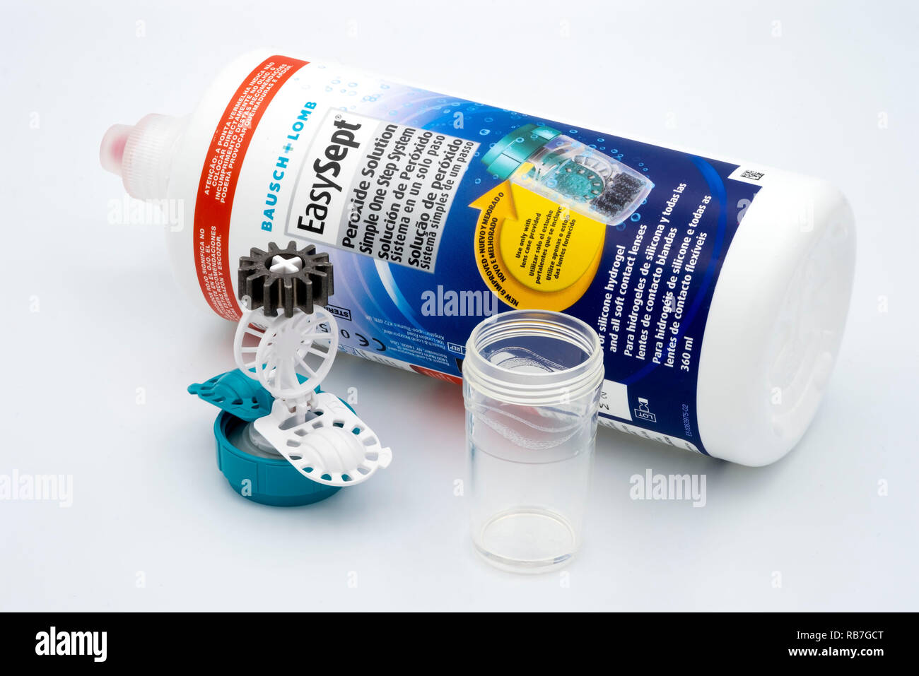 Close up di Bausch + Lomb EasySept a base di perossido di lenti a contatto Soluzioni di pulizia ritagliare isolati su sfondo bianco Foto Stock