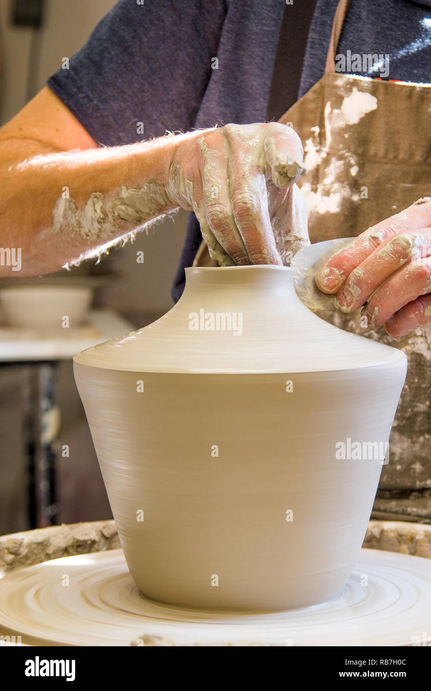 Dettaglio dell'artista potter in officina per scolpire vaso in ceramica Foto Stock