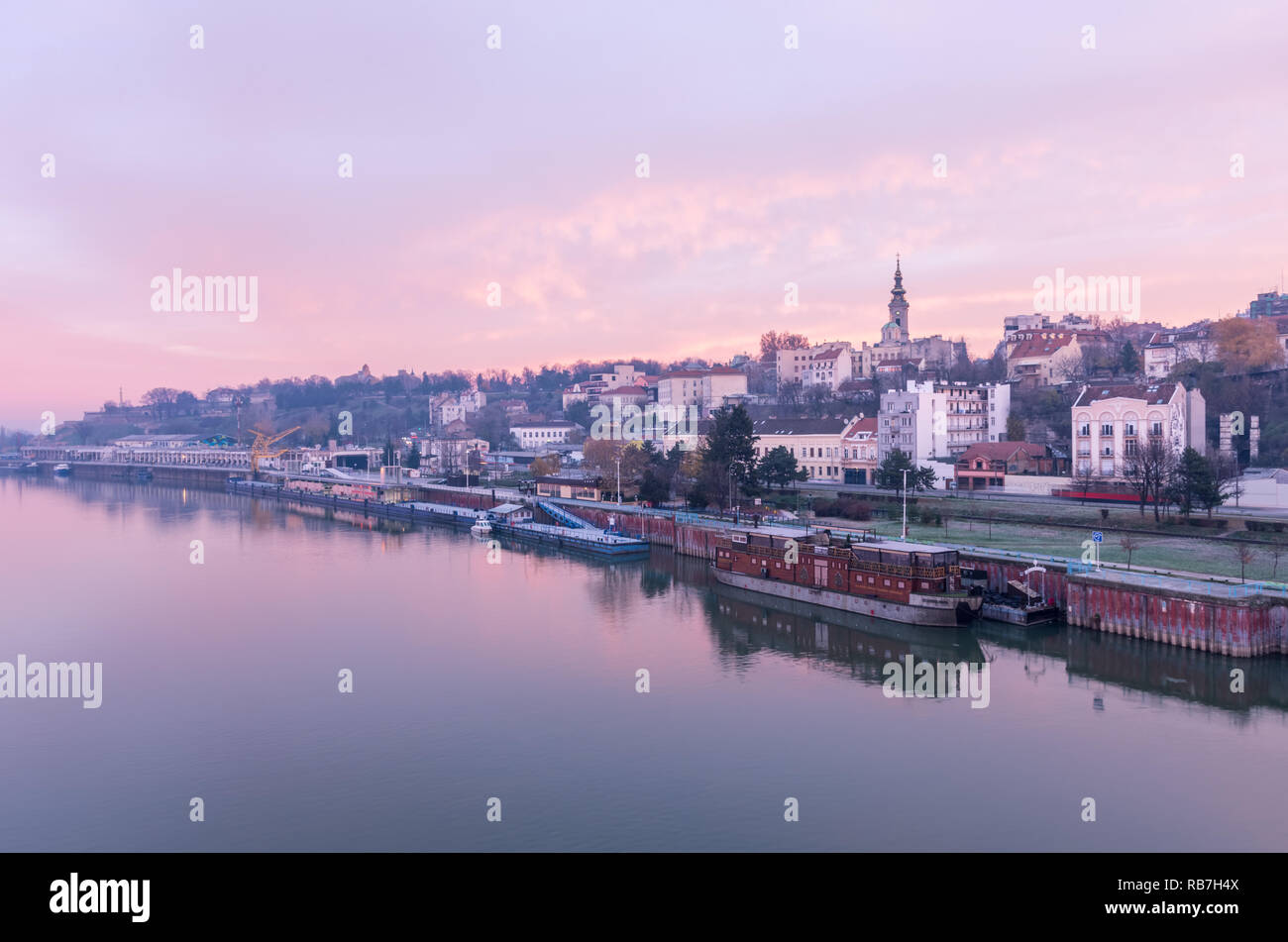 Il regime di Belgrado e il fiume Sava appena prima dell'alba, Belgrado, Serbia. Foto Stock