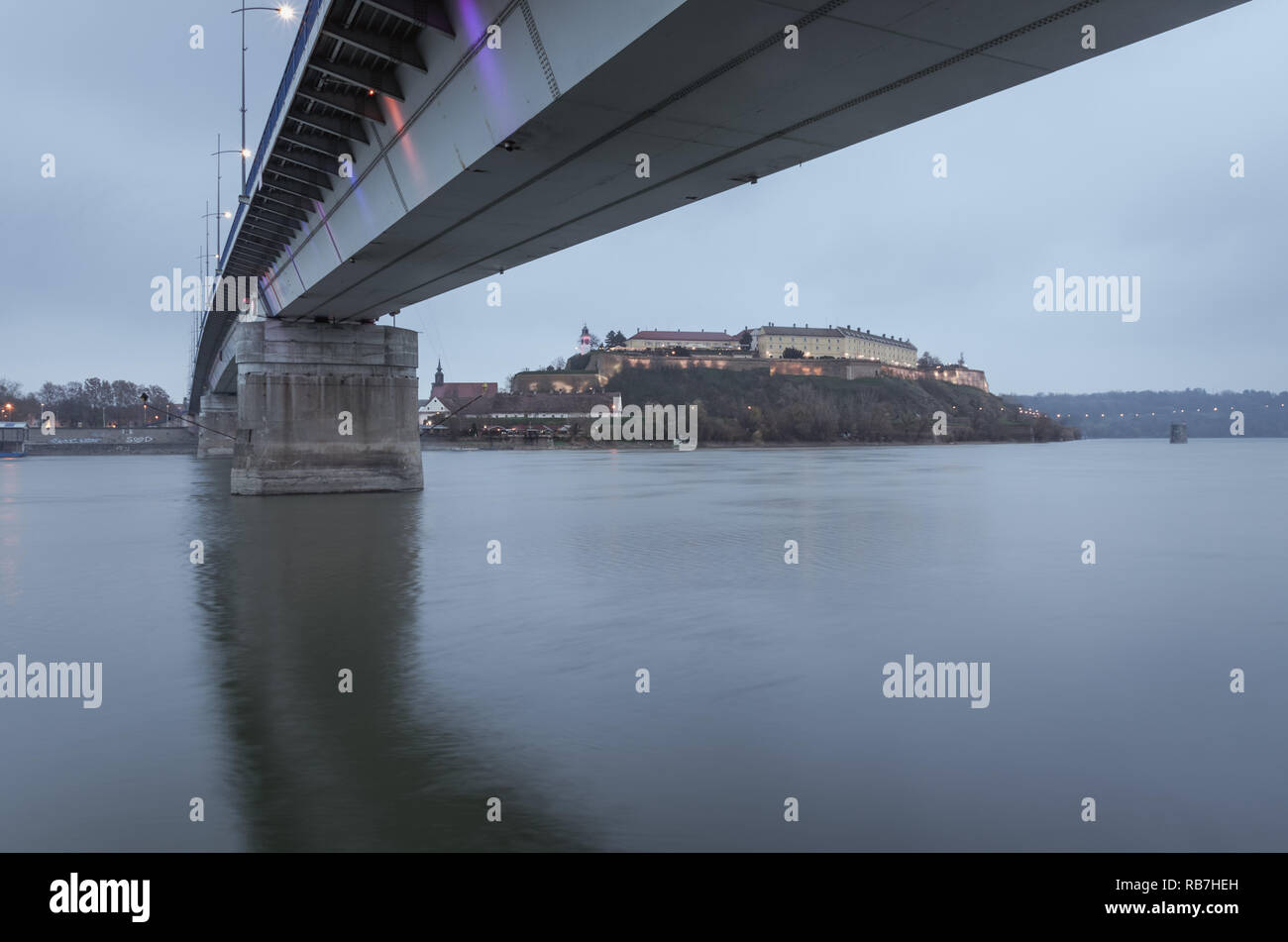 Sera vista della Fortezza di Petrovaradin, Danubio e ponte Varadin a Novi Sad Serbia. Foto Stock