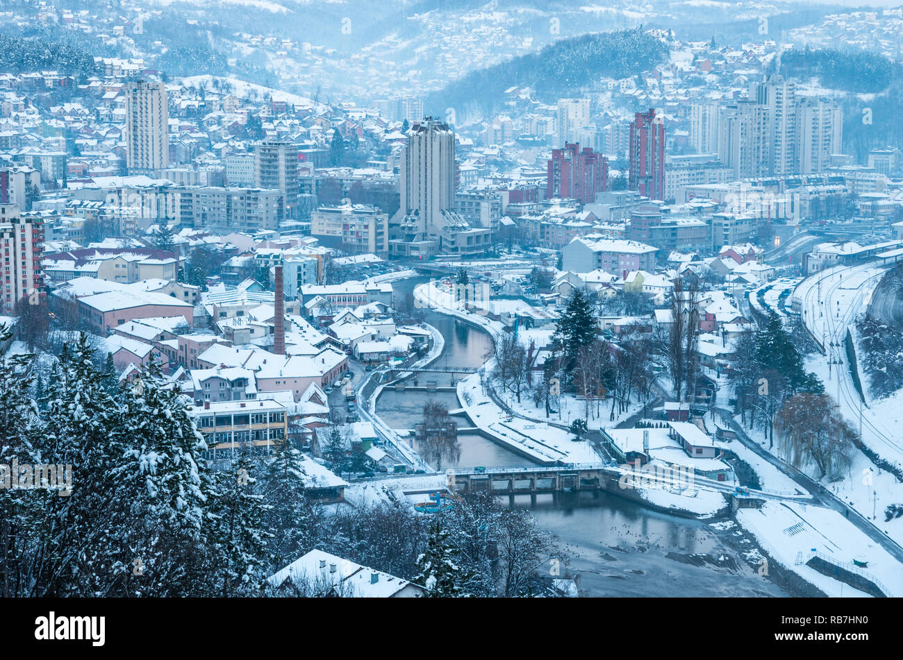 Vista invernale della città Uzice, Western Serbia. Foto Stock