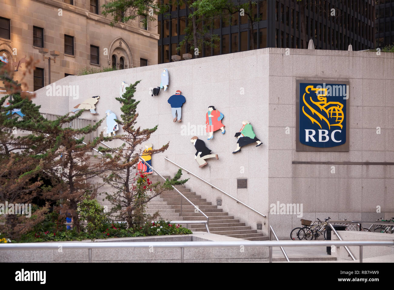 Il Royal Bank Plaza e il logo di RBC lungo Front Street. Città di Toronto, Ontario, Canada. Foto Stock