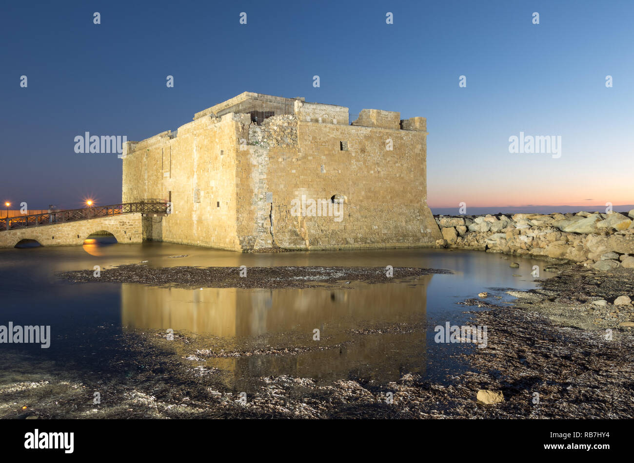 Il Castello di Pafo di notte. Foto Stock