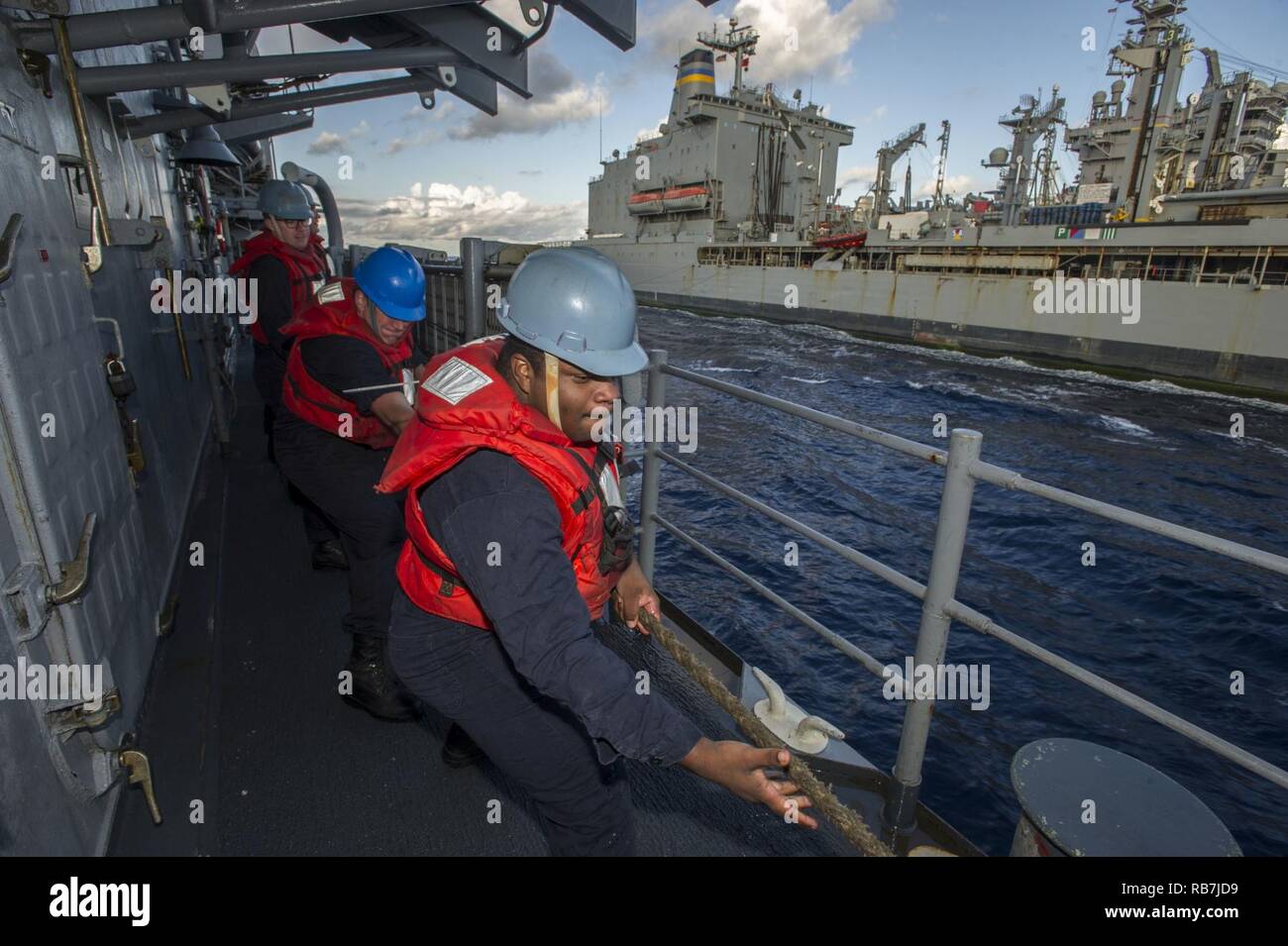 Mare Mediterraneo (dec. n. 05, 2016) marinaio Jajuan Hearn, da Memphis, Tennessee, heaves linea durante un rifornimento in corso con la flotta di rifornimento USNS oliatore Laramie (T-AOE 203) a bordo guidato-missili cruiser USS San Jacinto (CG 56). San Jacinto, distribuito come parte di Eisenhower Carrier Strike gruppo, sta conducendo operazioni navali negli Stati Uniti Sesta flotta area di operazioni a sostegno degli Stati Uniti per gli interessi di sicurezza nazionali in Europa. Foto Stock
