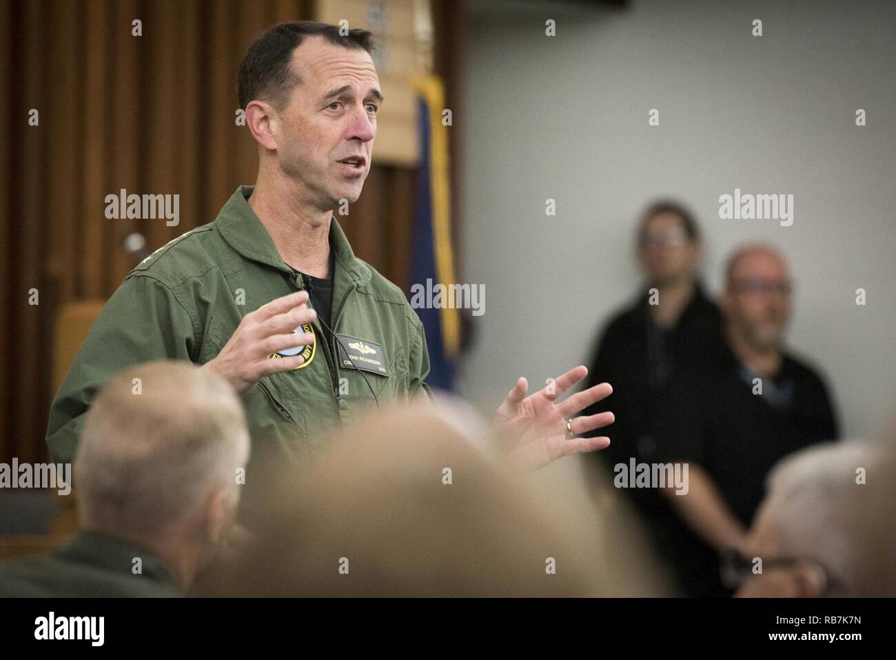 Cina lago, California (Dec. n. 6, 2016) Capo di operazioni navali (CNO) Adm. John Richardson detiene un tutte le mani con la chiamata al Naval Air stazione delle armi (NAWS) Cina lago. Durante la sua visita, Richardson visto dimostrazioni della precisione digitale sciopero Suite (DPSS) e combustibile solido statoréacteur, e hanno visitato la airwing laboratorio di integrazione e test di lancio complesso. Foto Stock