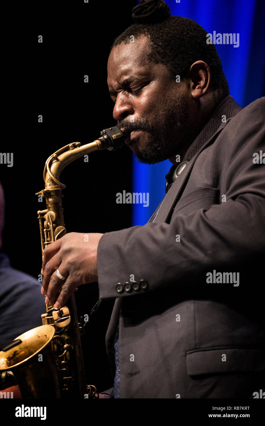 Jason Yarde assolo sul sax alto con riproduzione esagonale McCoy e Mseleku, Scarborough Jazz Festival 2017 Foto Stock