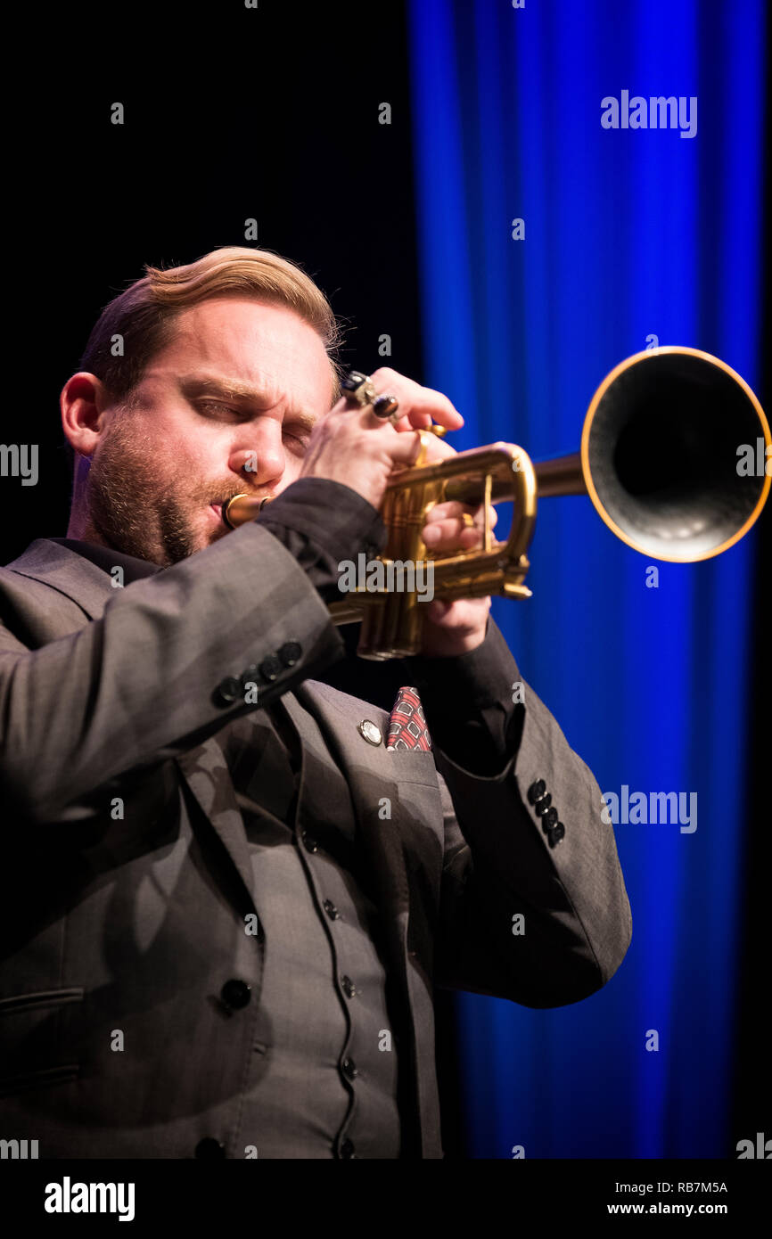 Quentin Collins assolo alla tromba con riproduzione esagonale McCoy e Mseleku, Scarborough Jazz Festival 2017 Foto Stock