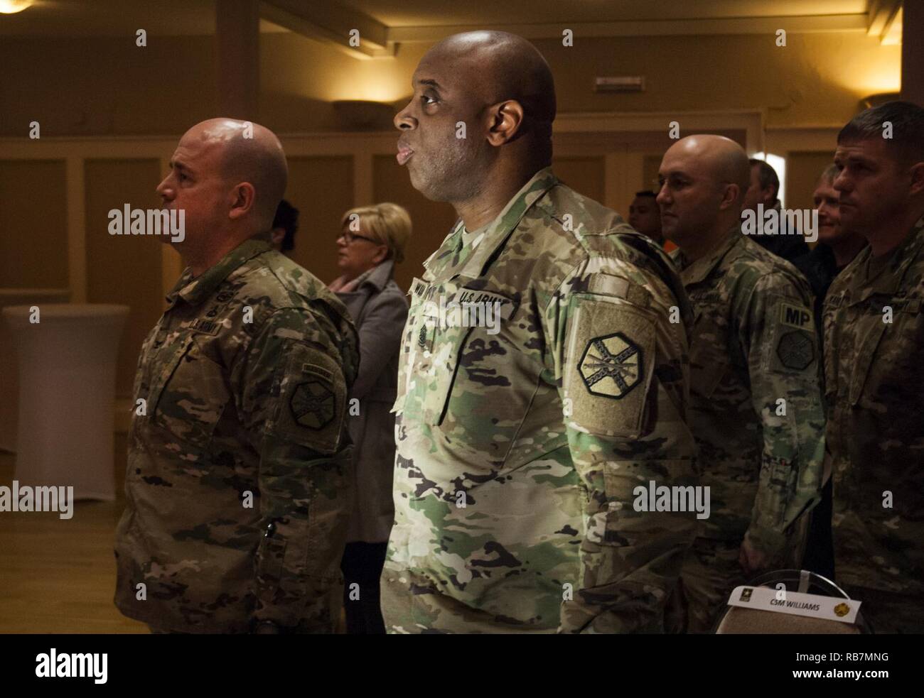 COL Keith E. Igyarto, Commander, USAG Renania-Palatinato e CSM EDWARD J. Williams III, CSM USAG Renania-Palatinato presso la durata di servizio di cerimonia di premiazione, 6 dicembre 2016 in Baumholder, Germania. Foto Stock