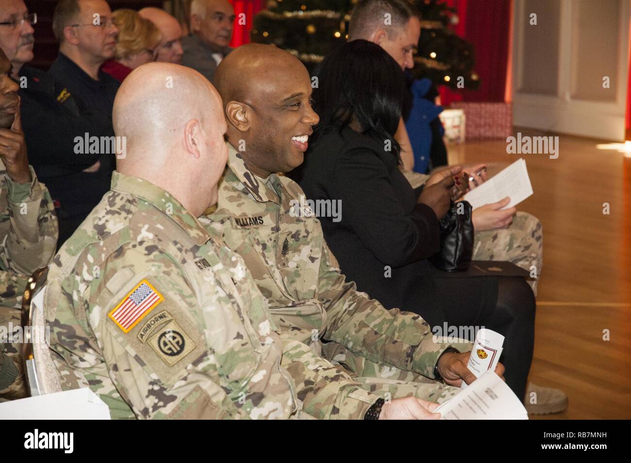 COL Keith E. Igyarto, Commander, USAG Renania-Palatinato e CSM EDWARD J. Williams III, CSM USAG Renania-Palatinato presso la durata di servizio di cerimonia di premiazione, Dicembre 6, 2016 in Baumholder, Germania. Foto Stock