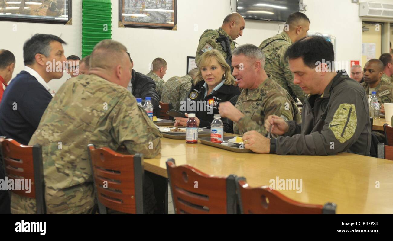 I governatori Brian Sandoval (Nevada), Maria Copeland Fallin (Oklahoma) e Scott Walker (Wisconsin) mangiare presso la risoluta sede di supporto impianto da pranzo. La delegazione del governo è stato accolto con favore da magg. Gen. Richard G. Kaiser, comandante generale combinata di sicurezza comando di transizione - Afghanistan e Sgt. Il Mag. Michael Clemens, vice capo del personale di assistenza di sicurezza/sicurezza combinato Command-Afghanistan di transizione. Il governatore la delegazione è arrivata qui il 7 dicembre per visitare distribuito la guardia nazionale, servizio di riserva dei membri e distribuito home-membro costituenti. Foto Stock