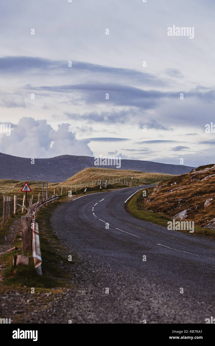 Harris: una strada vuota torsione intorno all'Outer Hebrides paesaggio sulla parte meridionale dell Isola di Harris e Lewis, Scotland, Regno Unito Foto Stock