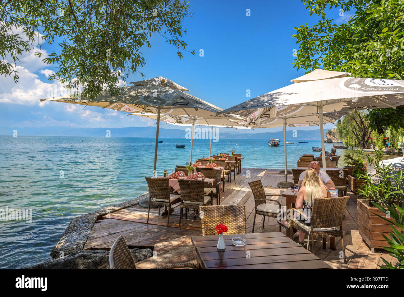 Ohrid Macedonia - 1 giugno 2018 - coppia avente un pranzo in un fantastico scenario con il lago di Ohrid in un cielo blu giorno in Macedonia Foto Stock