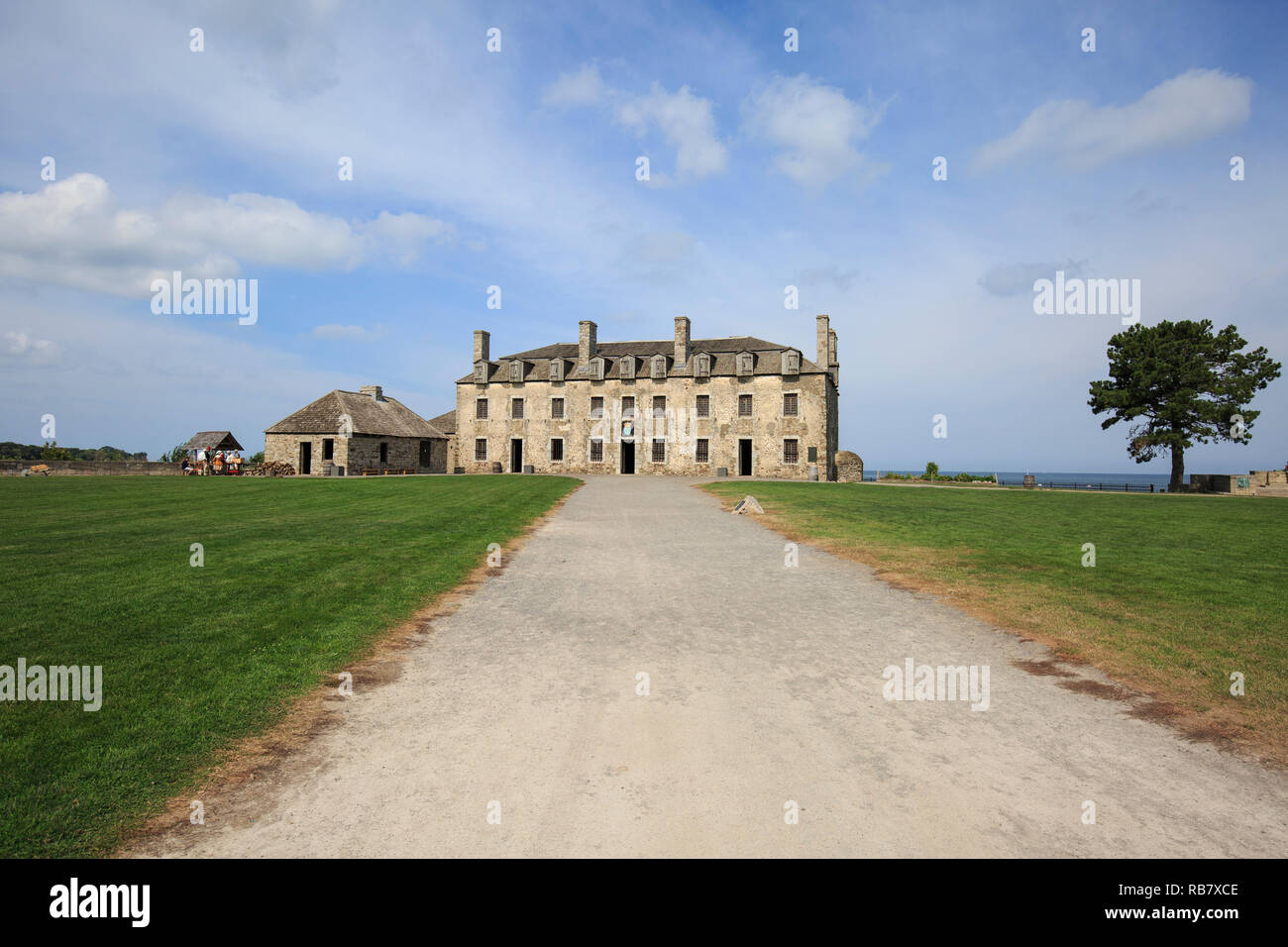 Il percorso che conduce al castello francese di Old Fort Niagara sito storico. prima fortificazione permanente. Foto Stock