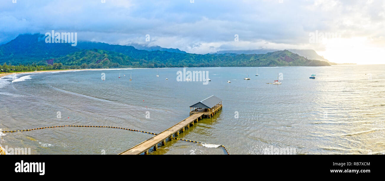 Spiaggia di Hanalei Pier Kauai Hawaii Antenna Vista panoramica Foto Stock