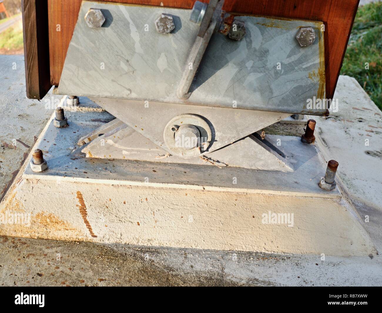 Il supporto del ponte di ancoraggio. Giunto a ponte di travatura ponte con base in cemento in massa. Coperchio di legno, piastre di acciaio Viti e dadi. Foto Stock