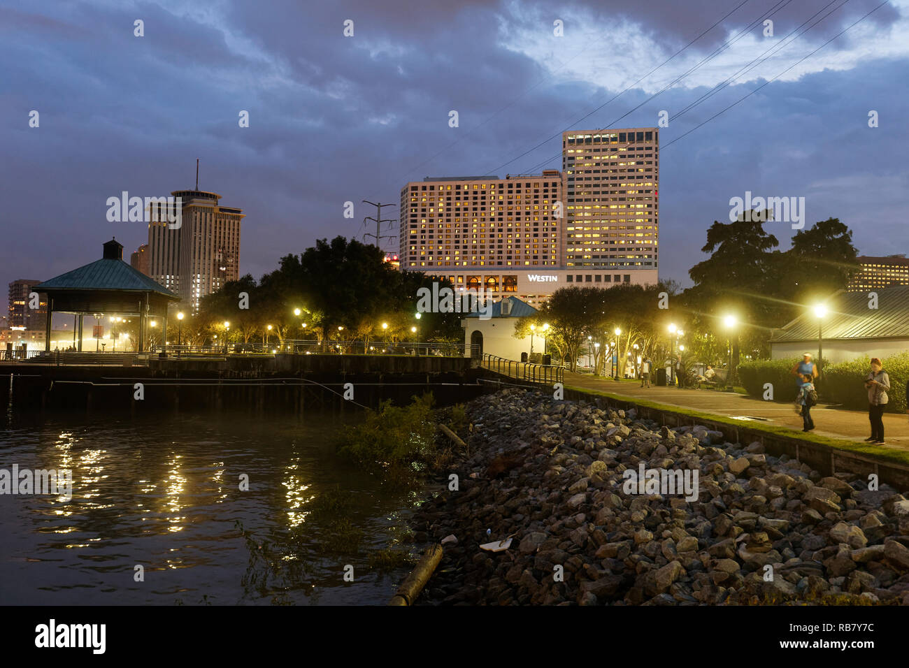 Riverfront di New Orleans lungo il Fiume Mississippi di notte Foto Stock