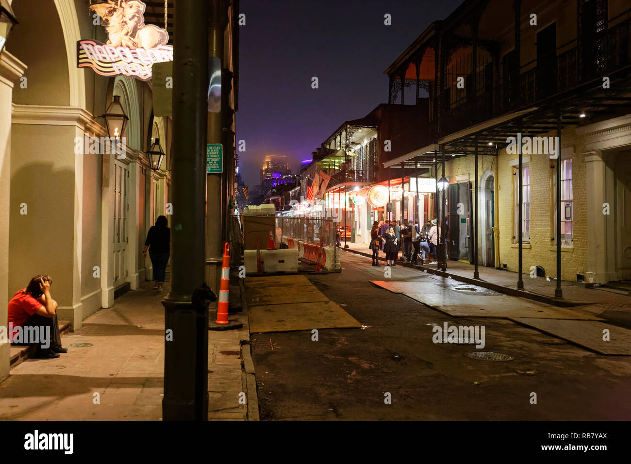 Vista notturna di Bourbon Street a New Orleans, Louisiana. Foto Stock