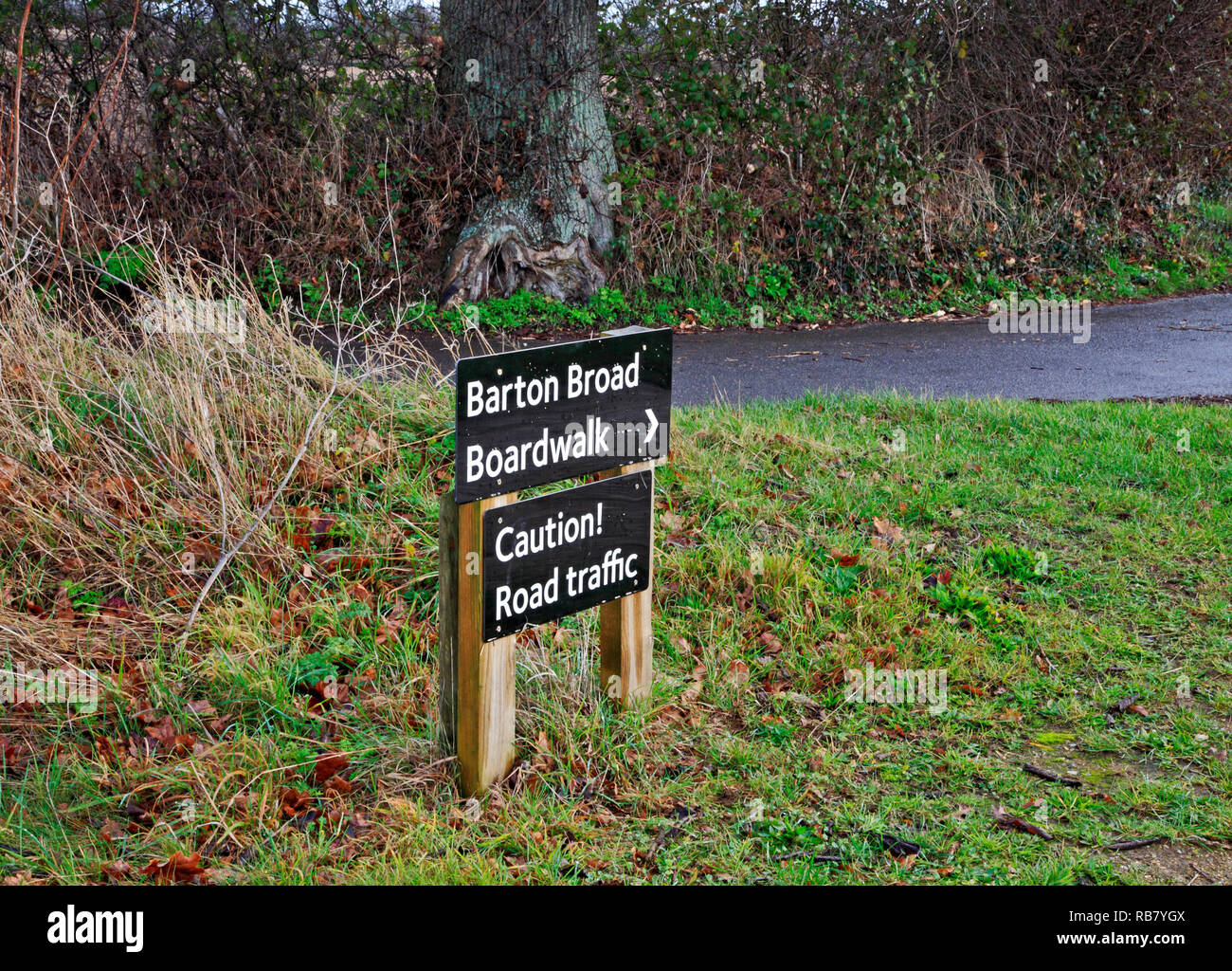 Un segno di Barton ampio lungomare all'uscita di un sentiero per una strada di campagna in Norfolk Broads a Neatishead, Norfolk, Inghilterra, Regno Unito, Europa. Foto Stock