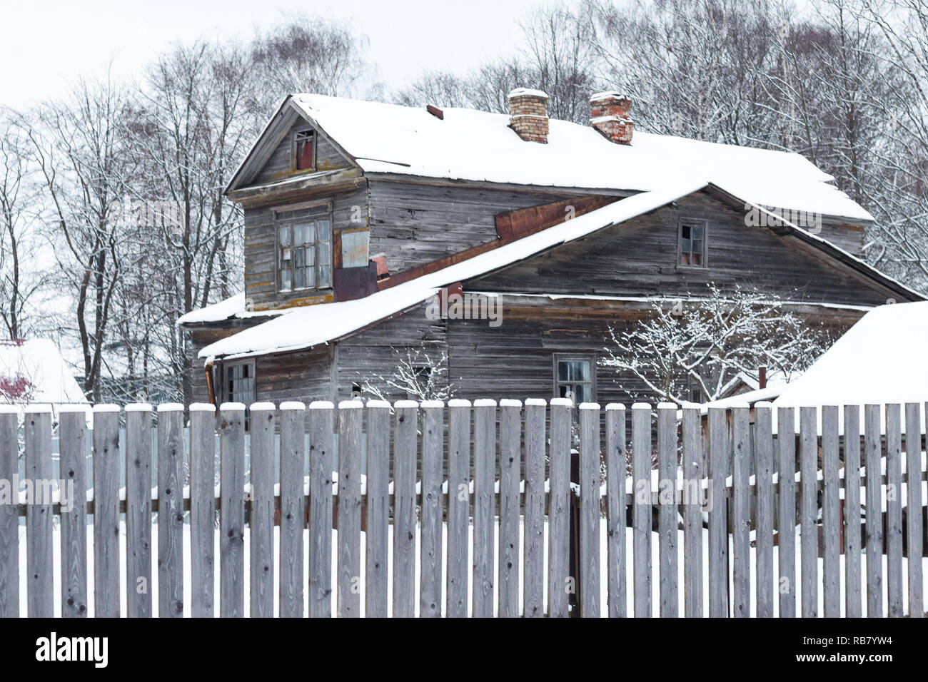 Vecchia casa in inverno Foto Stock