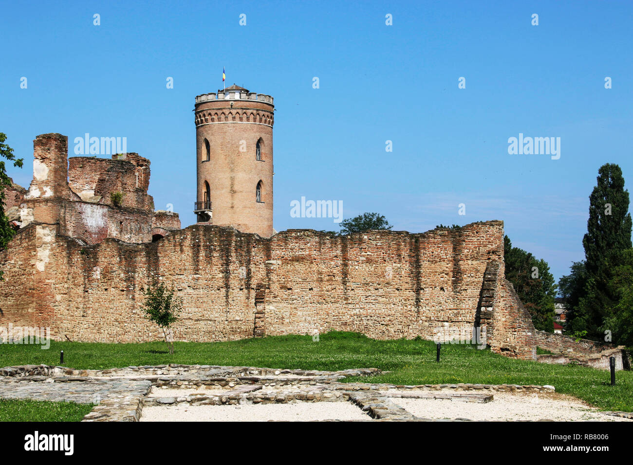 Vista della Torre Chindia (Sunset Tower) tra le rovine e le vecchie mura della corte principesca, in Sibiu, Romania. Il Palazzo di Vlad Tepes III, costruito in Foto Stock