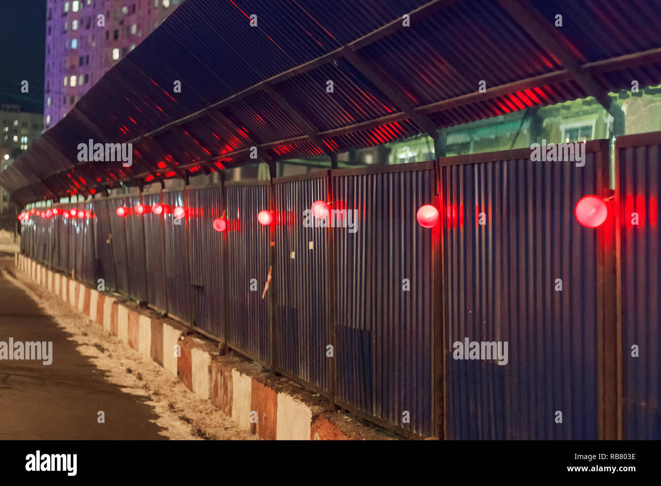 Parete su un sito di costruzione con luce rossa delle lampadine Foto Stock