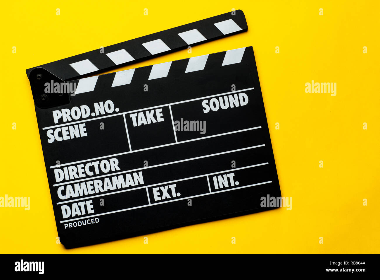 Filmato battaglio su sfondo giallo con copia spazio. Lay piatto. Foto Stock