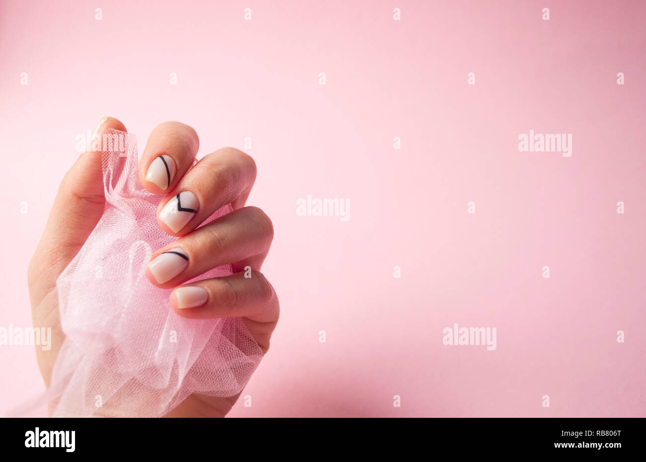 Giovane e bella donna di mano sul rosa e sfondo giallo. Foto Stock