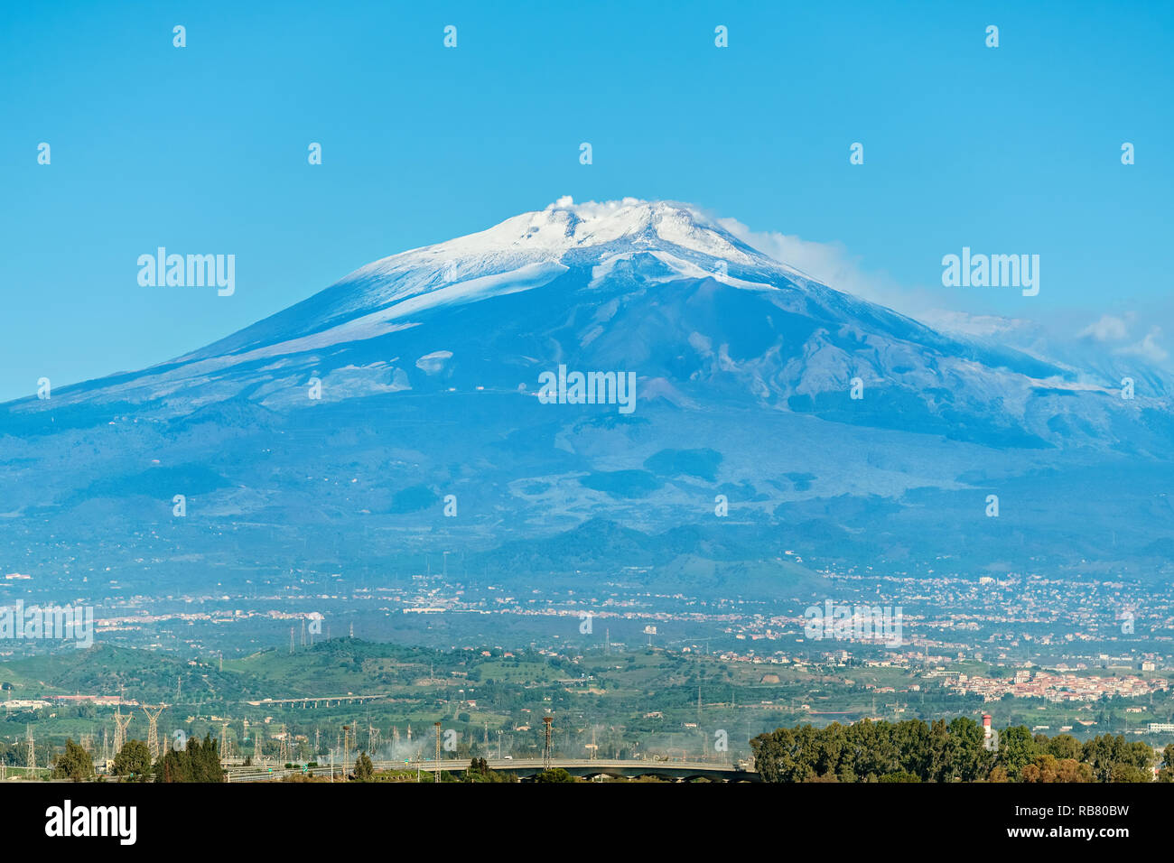 Vista del panorama siciliano con il fumo del vulcano Etna. Sicilia, Italia Foto Stock