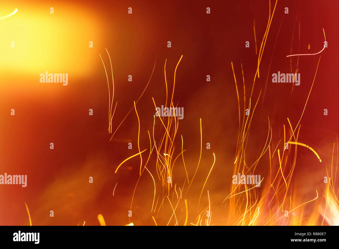 Fire sfondo con la formazione di scintille Foto Stock
