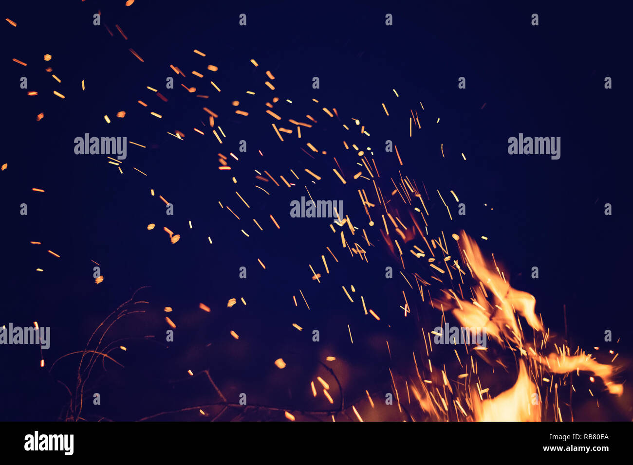La notte dei falò con la formazione di scintille. Fire sfondo con copyspace Foto Stock