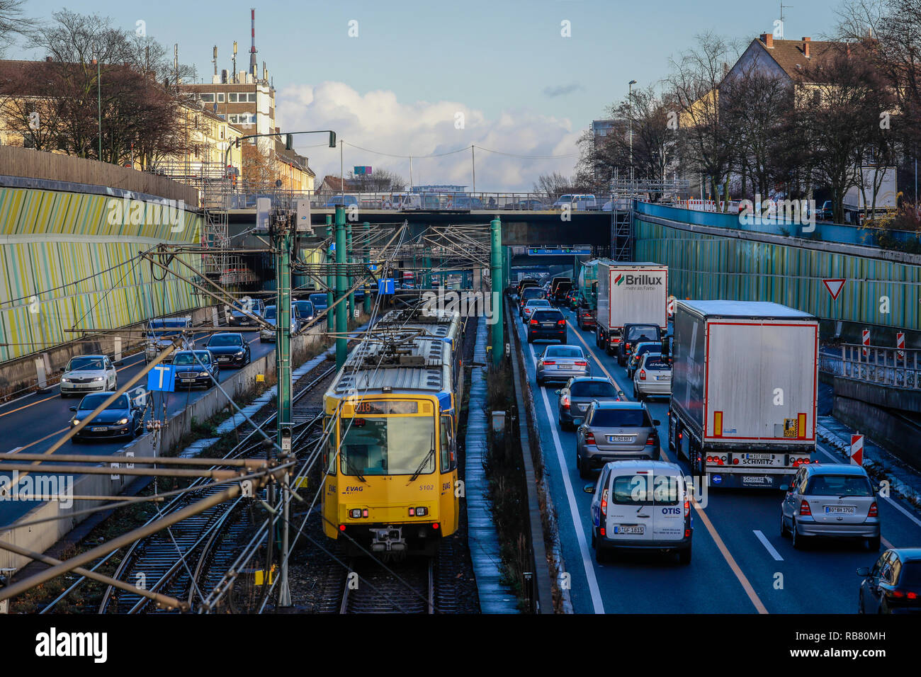 Essen, Renania settentrionale-Vestfalia, la zona della Ruhr, Germania - Blu zona ambientale, autostrada A40 e alla metropolitana linea U18 al traffico di sera con vista Foto Stock