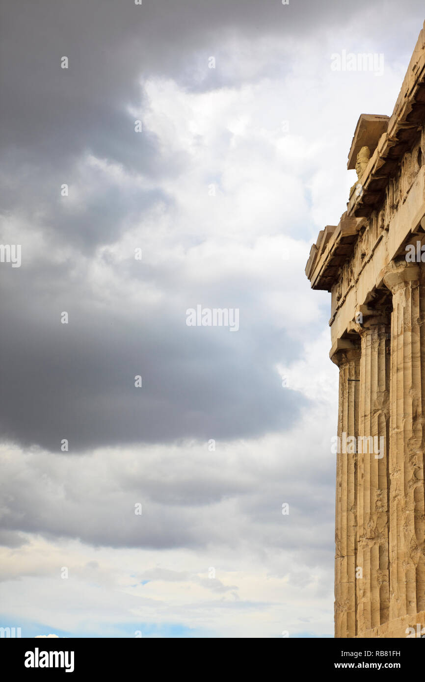 Nuvole scure sul Partenone dell'Acropoli di Atene, Grecia. Nuvole scure che simbolizza la Grecia problemi economici. Foto Stock