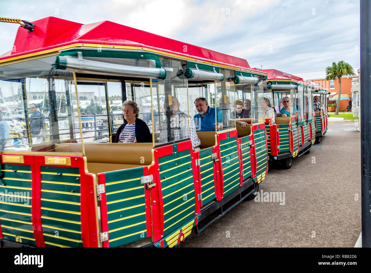 I turisti avente un giro su un trolley in treno in Hamilton, Burmuda. Foto Stock