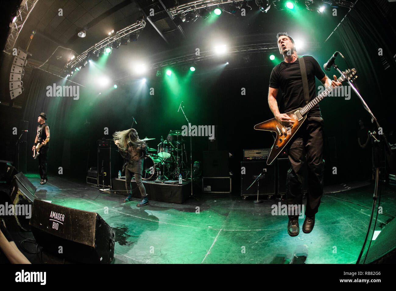 Il alternativa americana heavy metal band vita di agonia esegue un concerto dal vivo a Amager Bio in Copenhagen. Qui il chitarrista Joey Z è visto dal vivo sul palco. Danimarca, 10/12 2016. Ad eccezione della Danimarca. Foto Stock