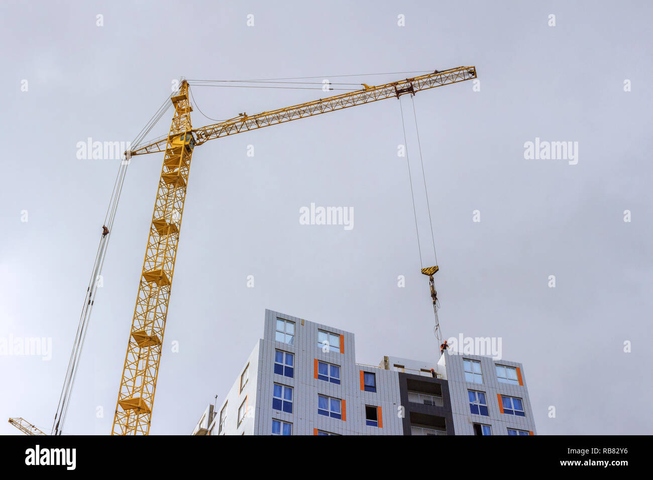 La gru e la costruzione di edifici Foto Stock