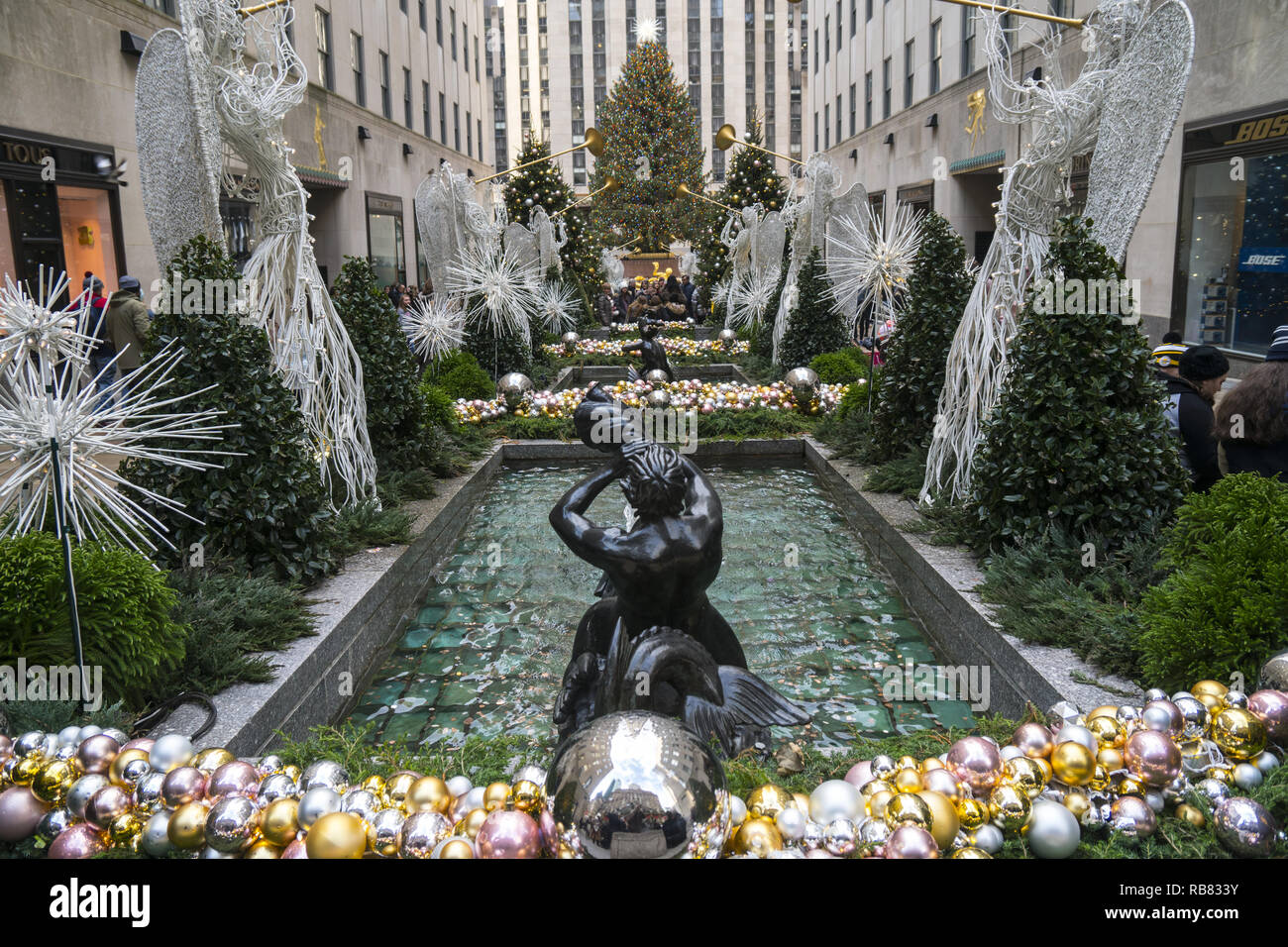 Guardando attraverso la banda degli Angeli in occasione dell'annuale albero di Natale al Rockefeller Center nel centro di Manhattan. È forse la più popolare destinazione turistica in NYC durante la stagione di festa di Natale. Foto Stock