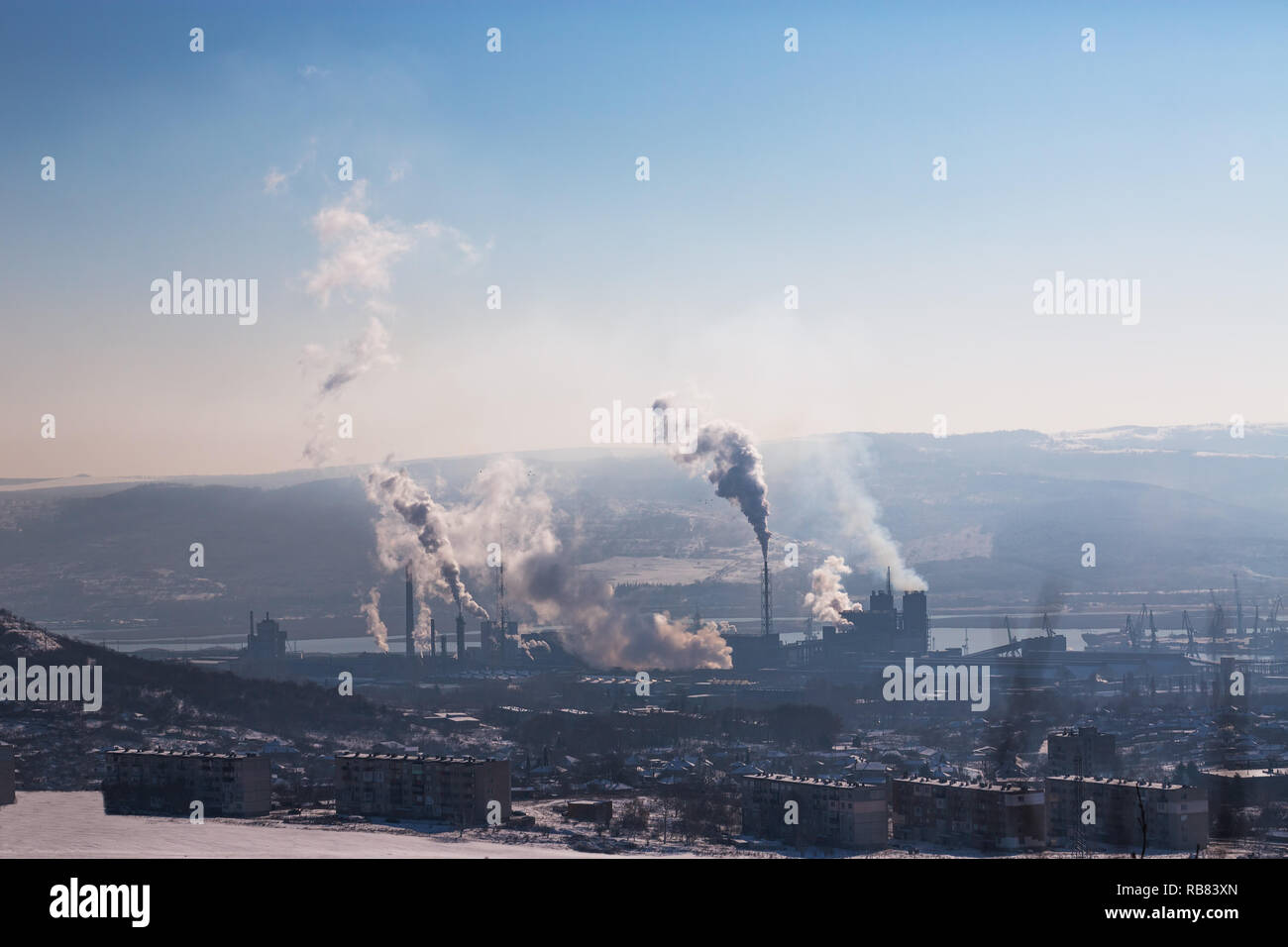 Industria chimica e lavorare in fabbrica. Camini con lo smog nel cielo. Inquinamento dell'aria. Foto Stock